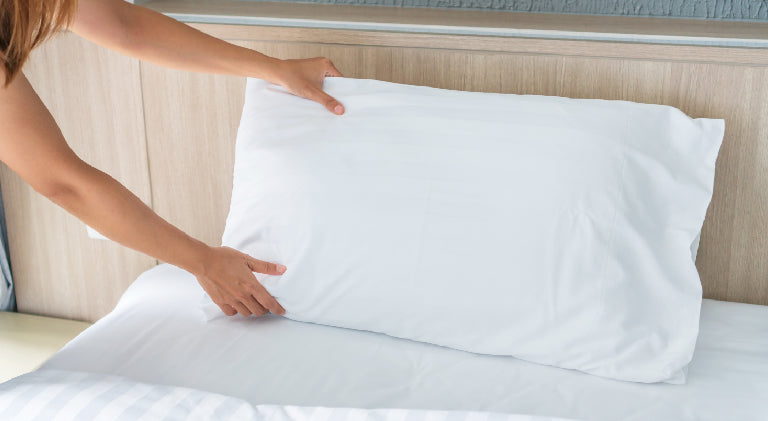 ¿Es mejor dormir con o sin funda protectora para almohada?