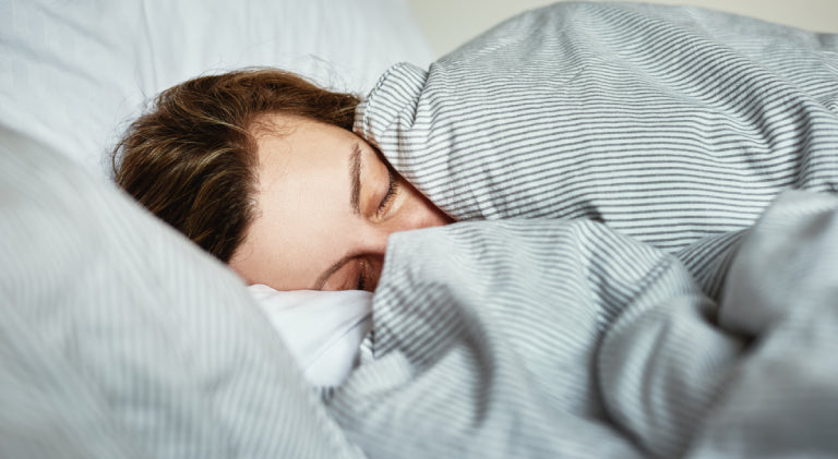 Duerme mejor en invierno: consejos para elegir la almohada y ropa de cama adecuada