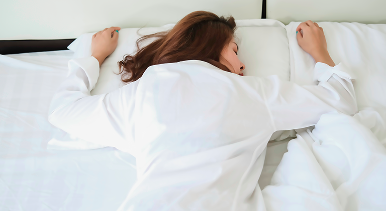 ¿Dormir boca abajo genera arrugas? ¿Mito o realidad?