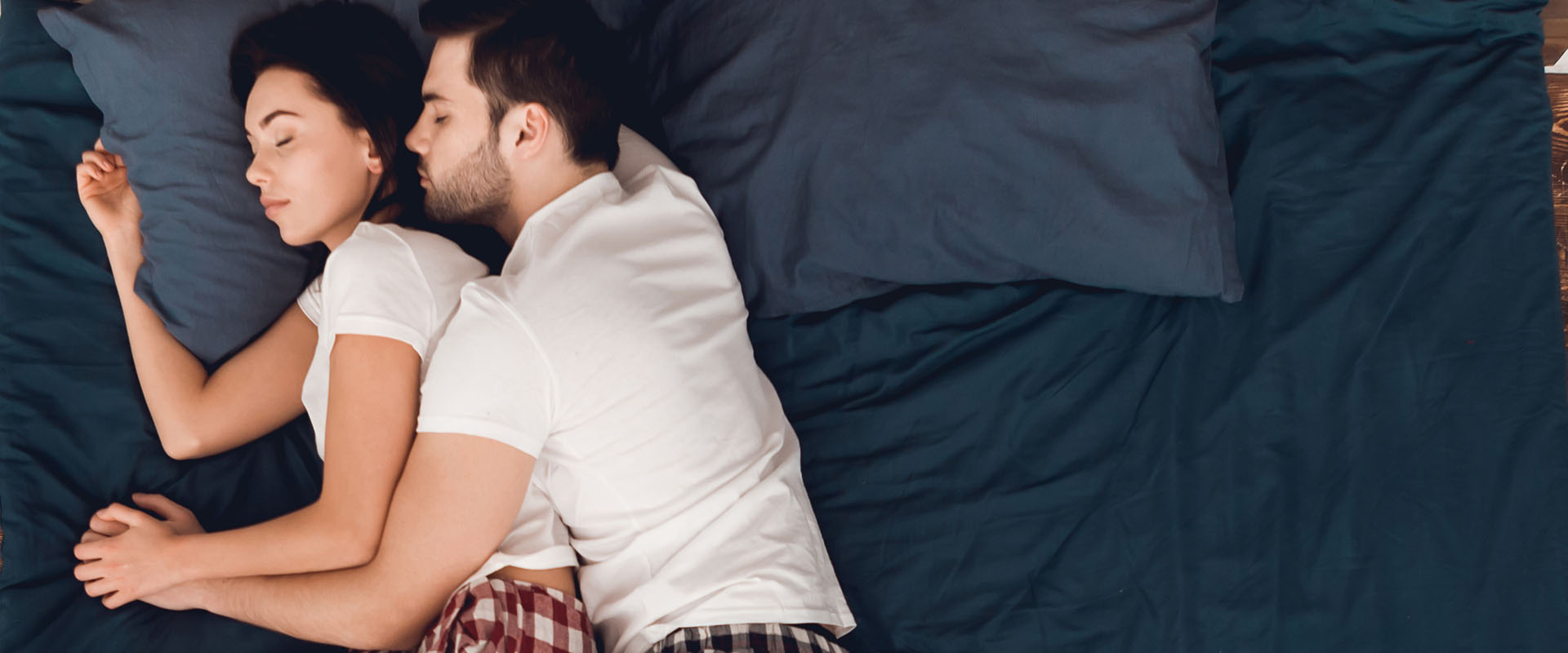Posturas para dormir en pareja y su significado