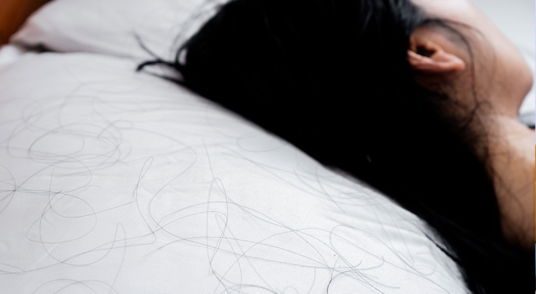 ¿Dormir de un solo lado provoca caída de cabello?